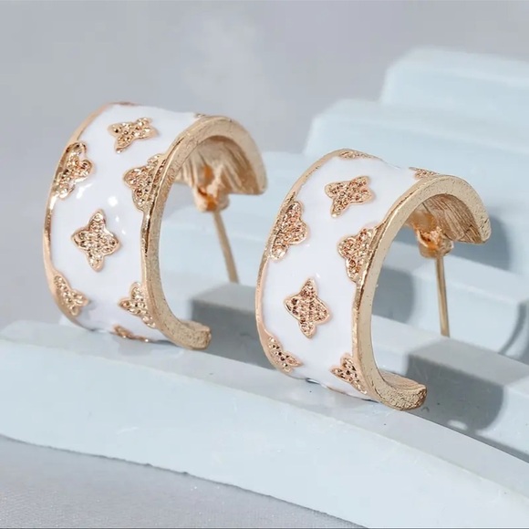 Gold and White Clover Flower Hoop Cuff Earrings New - Picture 4 of 6